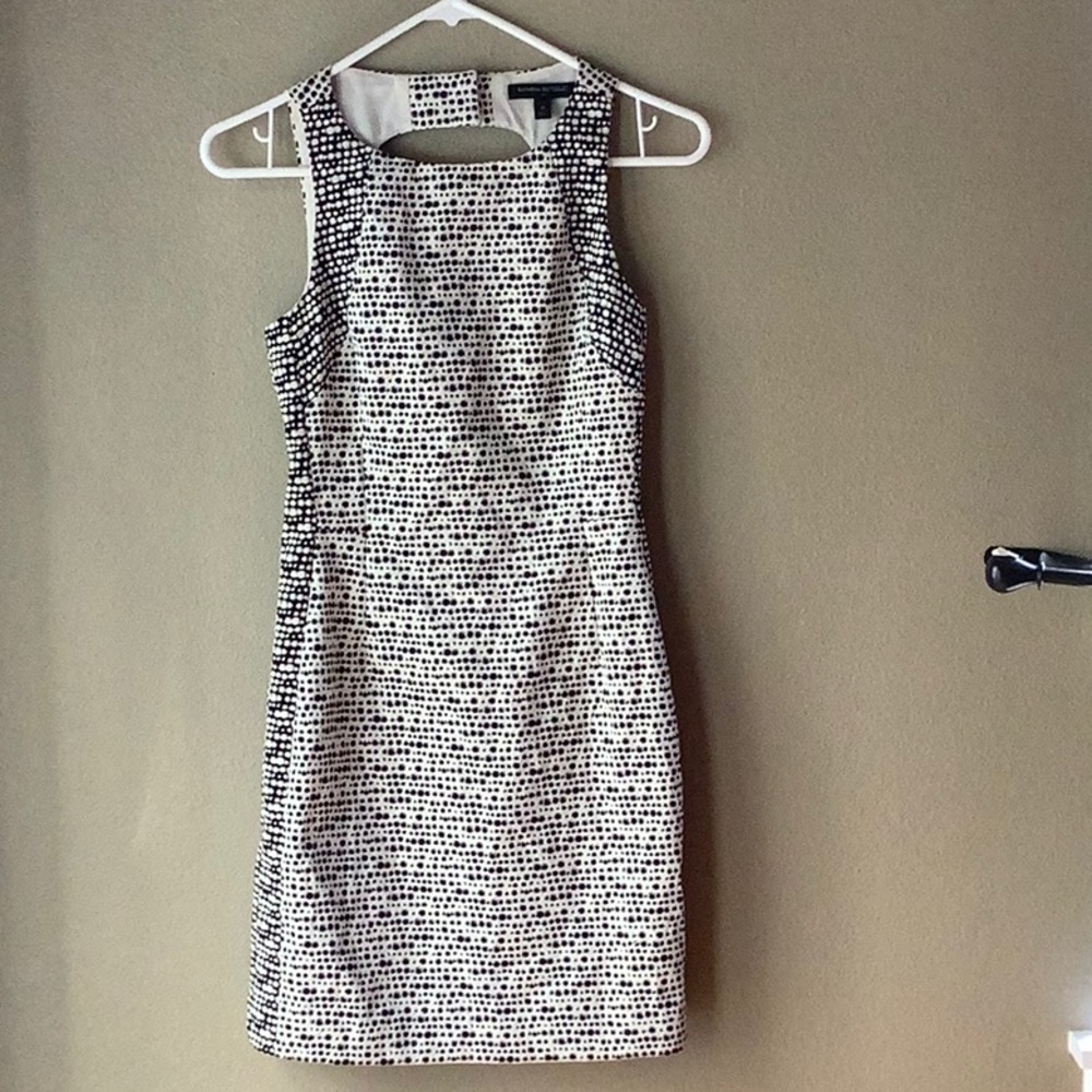 CLASSY SLEEVELESS DRESS - BLACK/WHITE PATTERN